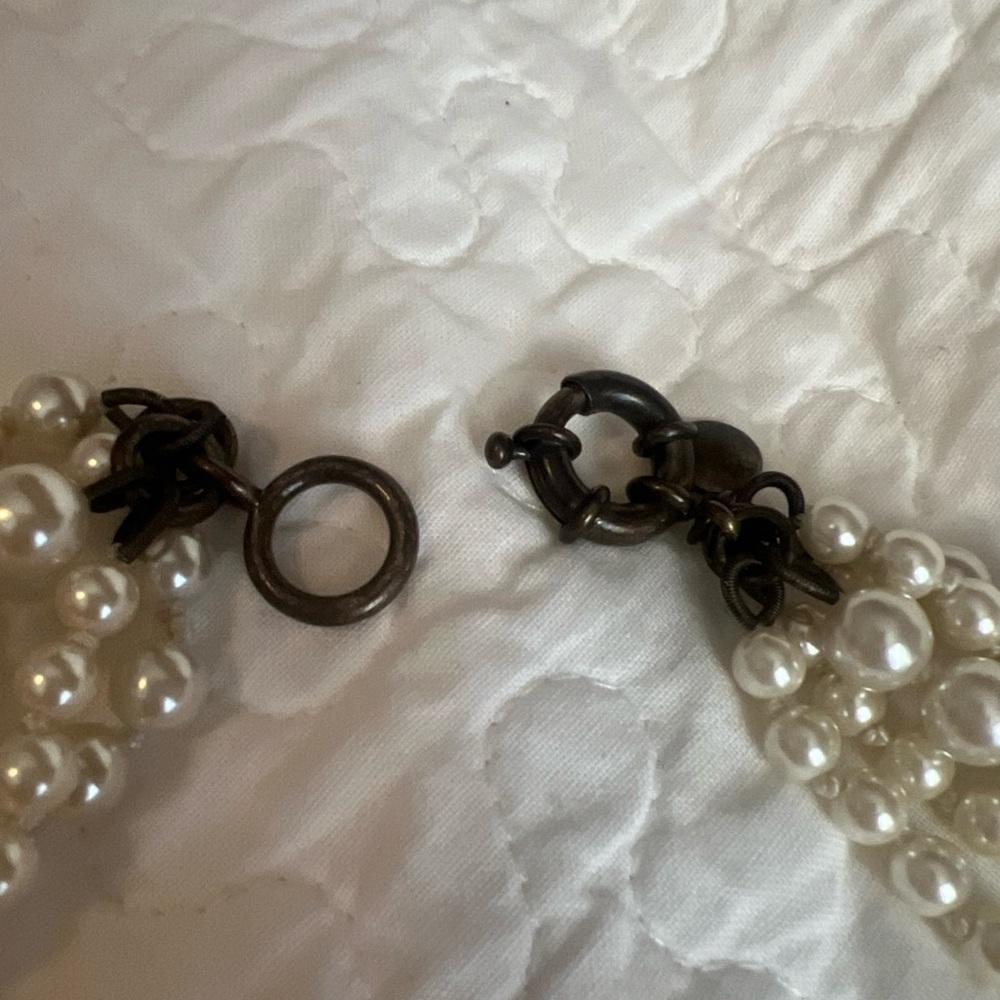 Elegant Pearl Necklace - Picture 3 of 4